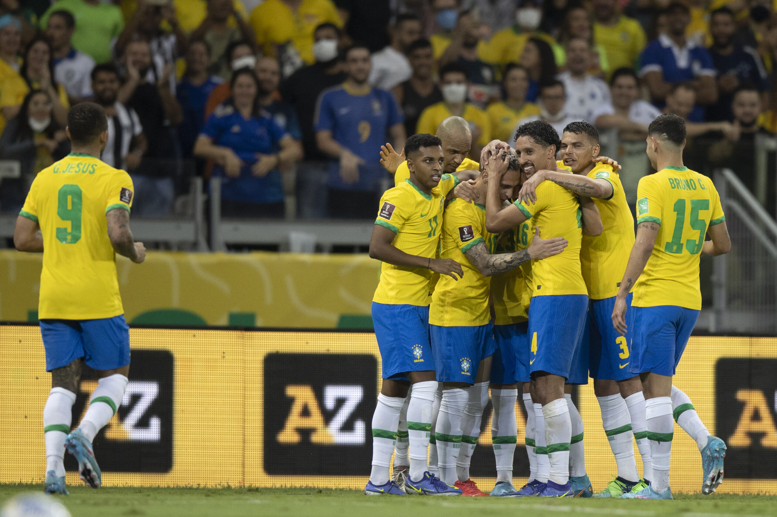 Com gol de Coutinho, seleção goleia Paraguai no Mineirão pelas