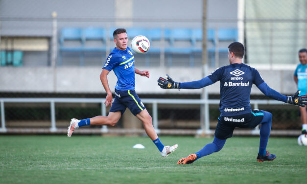 Após COVID, trio gremista é reintegrado e fica à disposição contra o Aimoré
