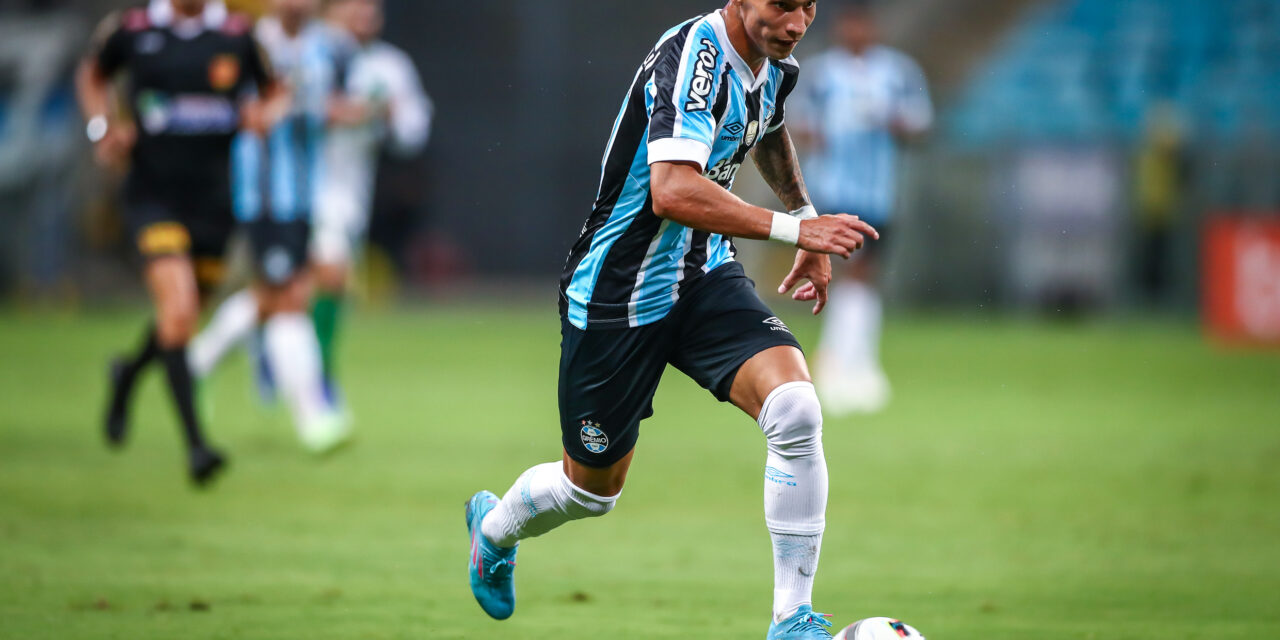 Ferreirinha tem lesão muscular e deve ficar fora do Grenal