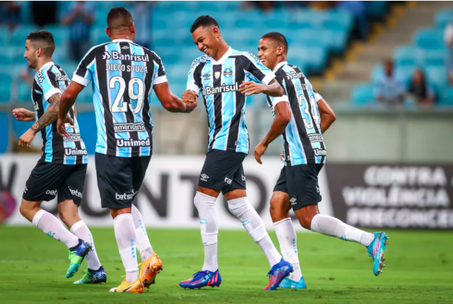 Mancini cogita mudanças no meio de campo do Grêmio