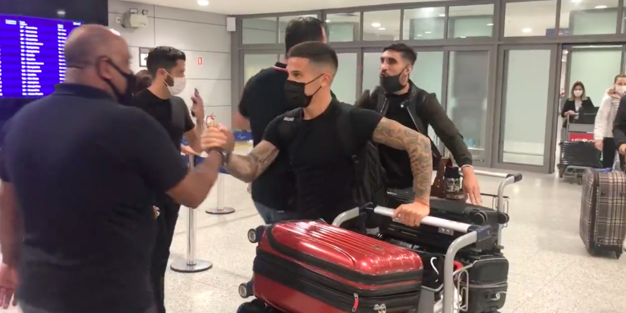 Novo reforço do Inter, Bustos desembarca em Porto Alegre