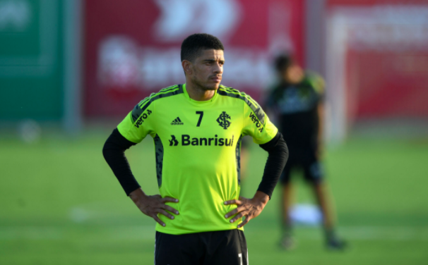 Taison retorna aos treinos e deve ser titular no Gre-Nal