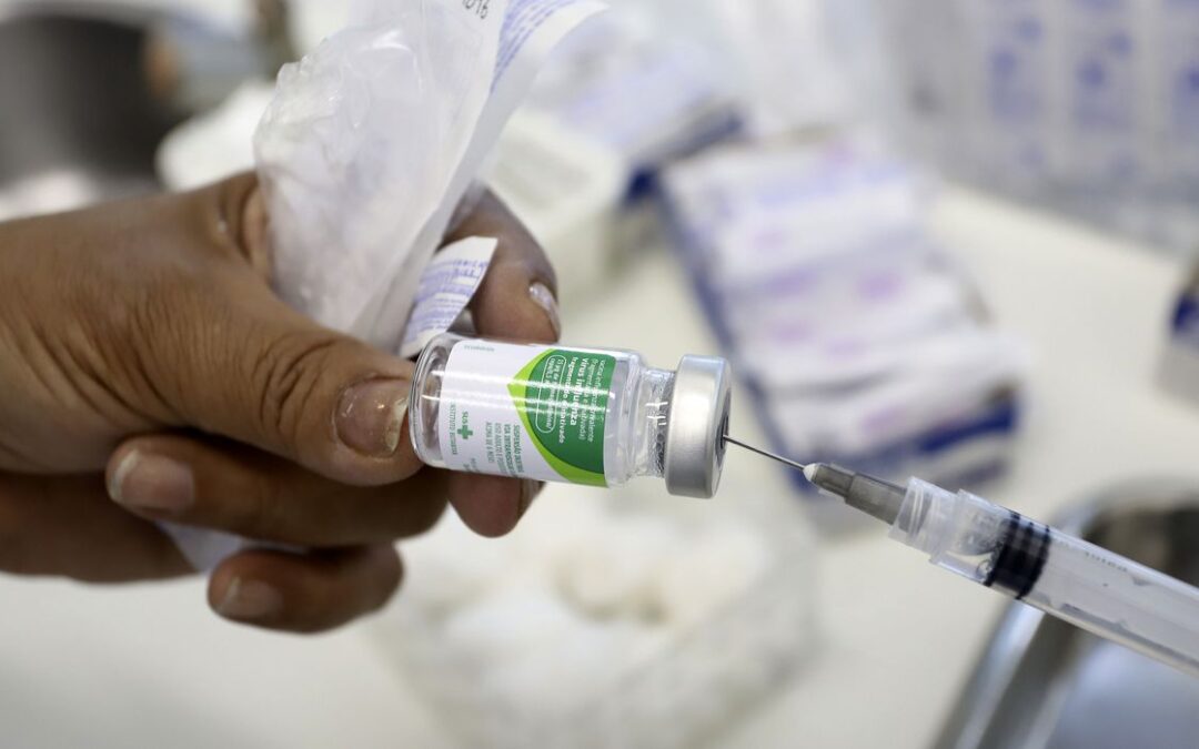 Porto Alegre vacina profissionais da saúde e indígenas