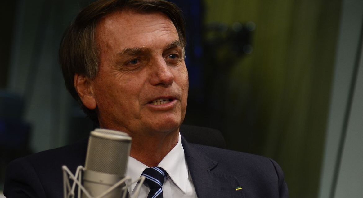 Bolsonaro oficializa reajuste de 33,23% para professores