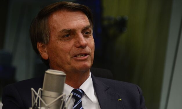 Bolsonaro oficializa reajuste de 33,23% para professores