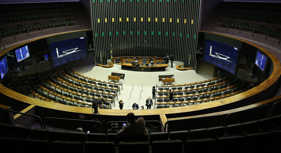 Campanha incentiva participação feminina na política