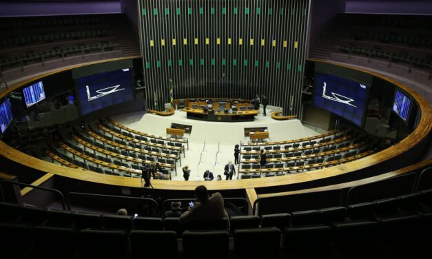 Campanha incentiva participação feminina na política