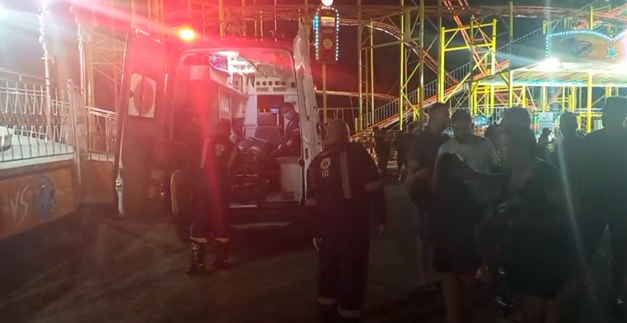 Carrinho de montanha-russa cai e deixa 4 feridos em Imbé