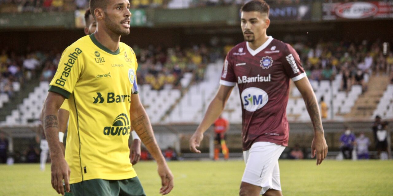 Líder do Gauchão, lateral do Ypiranga ressalta: “a gente não vai abrir mão do primeiro lugar”