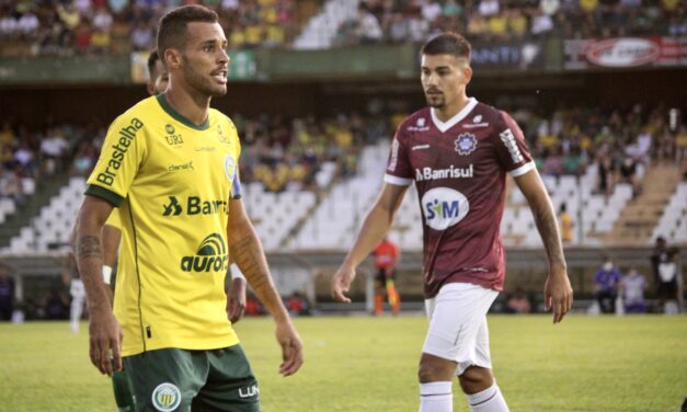 Líder do Gauchão, lateral do Ypiranga ressalta: “a gente não vai abrir mão do primeiro lugar”