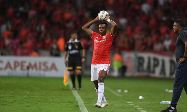 Moisés tem ruptura de ligamento do joelho e para por 4 semanas