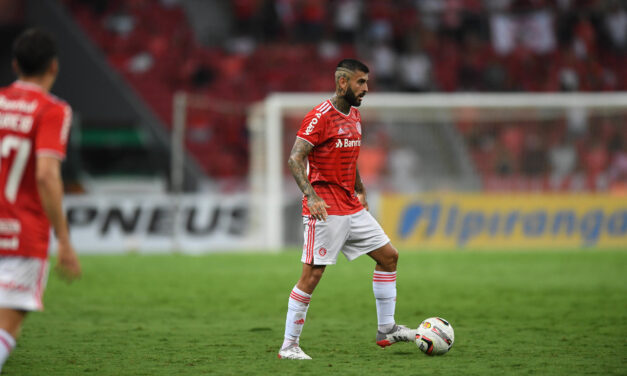 Atuação no Gre-Nal consolida Gabriel e Liziero como dupla de volantes do Inter