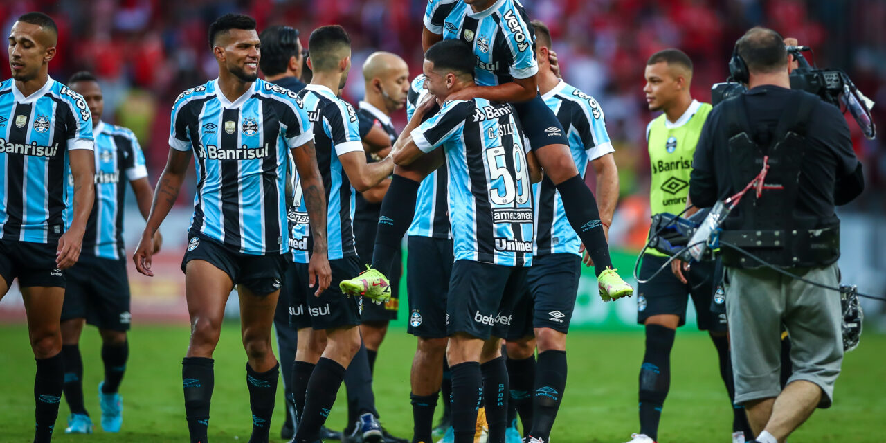 Um pé nas finais: Grêmio goleia Internacional e tem boa vantagem para o jogo de volta