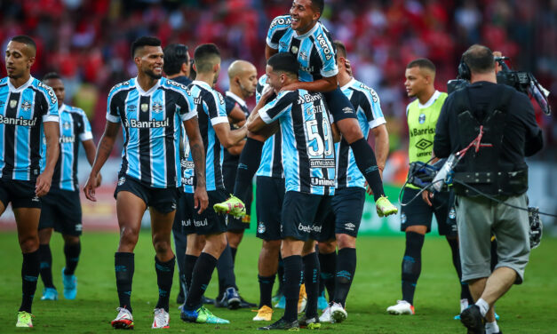 Um pé nas finais: Grêmio goleia Internacional e tem boa vantagem para o jogo de volta