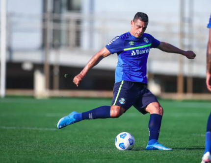 Diego Souza sente desconforto e deixa treino mais cedo