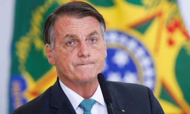 Bolsonaro diz esperar consulta ao TSE para reduzir imposto de gasolina