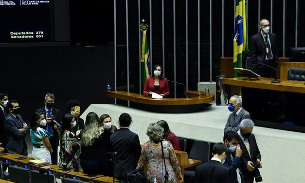 Derrubado o veto à distribuição de absorventes para mulheres de baixa renda