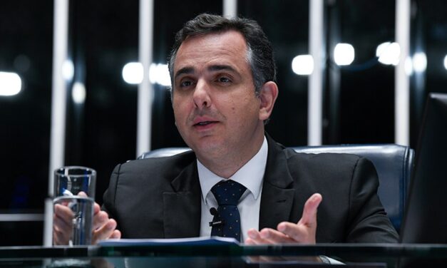 Presidente do Senado critica preço dos combustíveis e cobra ‘função social’ da Petrobras