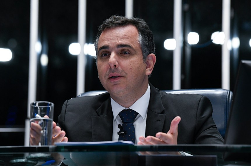 Presidente do Senado critica preço dos combustíveis e cobra ‘função social’ da Petrobras