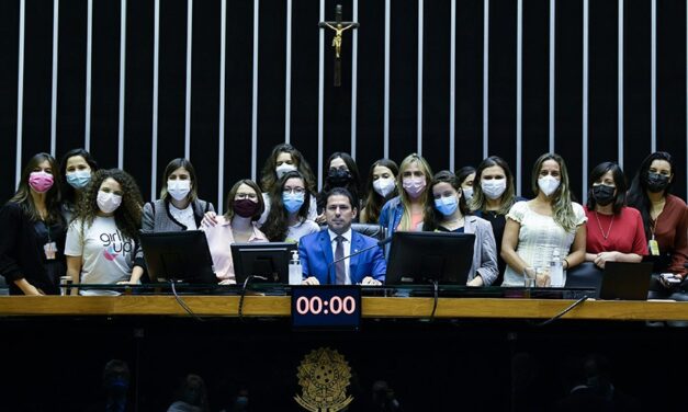Promulgada lei para distribuição de absorventes às mulheres de baixa renda