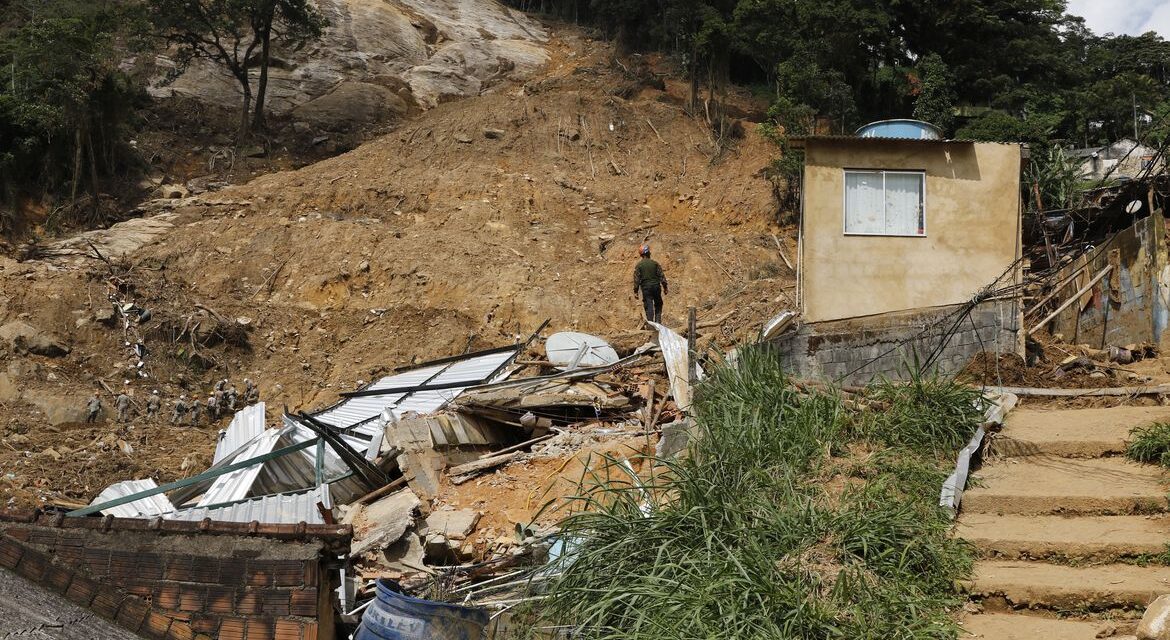 Sobe para 232 número de mortos na tragédia de Petrópolis