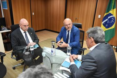 Prefeito se reúne com ministro da Educação para avançar na aprovação da PEC que garante recursos para educação