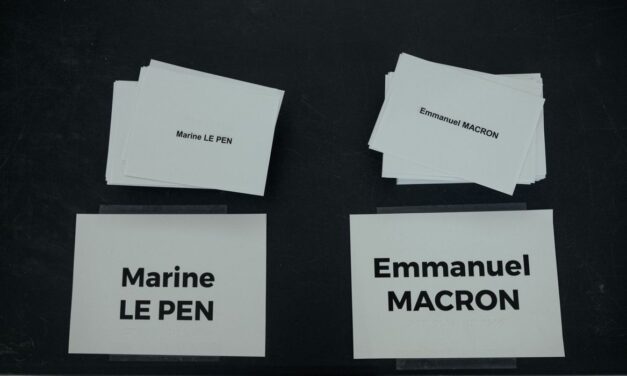 Emmanuel Macron é reeleito presidente da França