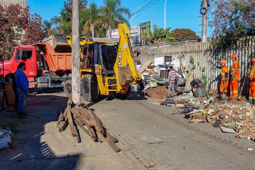 DMLU retira 19 toneladas de resíduos do loteamento Santa Terezinha