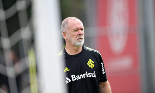 Mano Menezes comanda seu primeiro treinamento no CT Parque Gigante