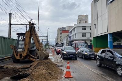 Dmae realiza conserto emergencial de adutora na avenida Mauá