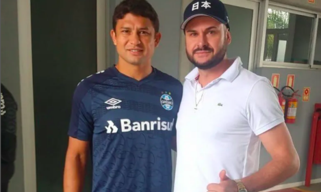Elkeson desembarca em Porto Alegre e participa de atividades no CT