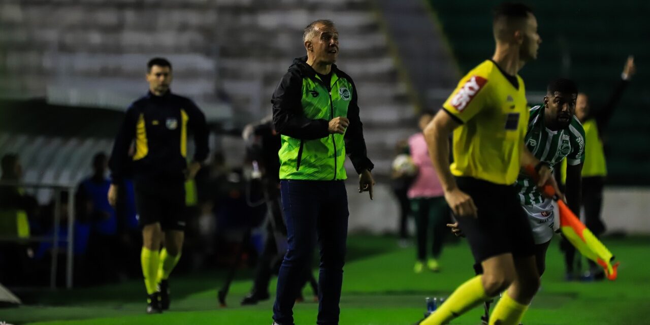 Eduardo Baptista lamenta empate no final, mas exalta atuação do Juventude na estreia