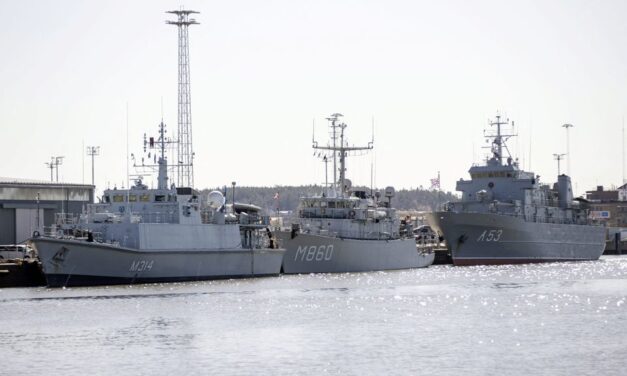 Navios de guerra da OTAN chegam ao porto finlandês para exercícios de treinamento