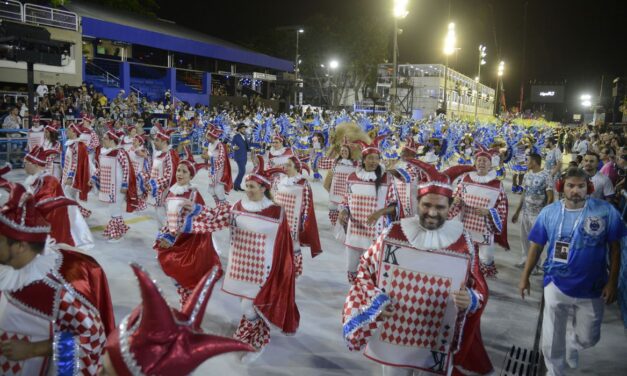 Carnaval do Rio: primeiro dia de desfiles no Sambódromo tem acidente e atrasos
