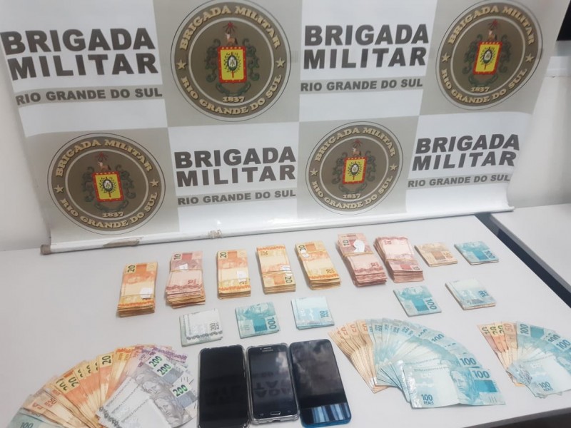 Brigada Militar apreende explosivos, dinheiro e carro roubado durante operação em Gravataí