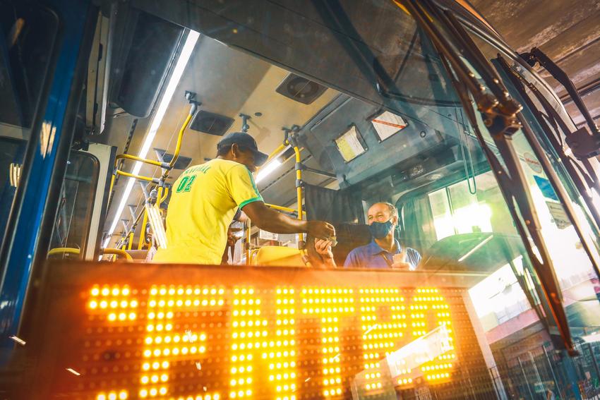 Mais de 70 linhas de ônibus da capital passam a operar sem cobrador a partir deste domingo