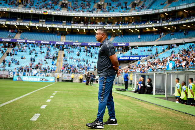 Roger pode romper padrões na escalação gremista e utilizar formação antiga