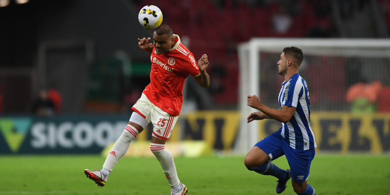 Moledo lesionado, futuro indefinido de Bruno Mendéz e contrato curto com Vitão: como fica a disputa pela zaga colorada