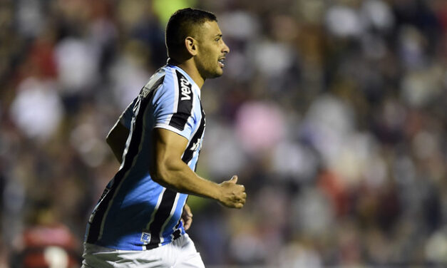 Diego Souza vira artilheiro da Série B e iguala Luan em número de gols pelo Grêmio
