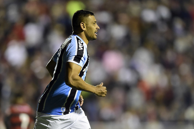 Diego Souza vira artilheiro da Série B e iguala Luan em número de gols pelo Grêmio