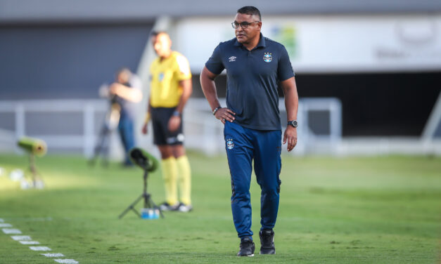 “Mudar não mudando”: Romildo garante permanência de Dênis e Roger para o jogo contra o Vasco