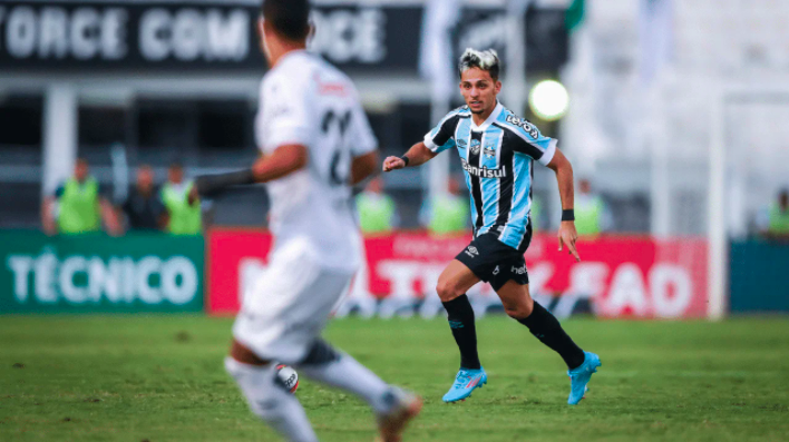 De criticado no Fluminense à titular no Grêmio: Biel vira vice-líder de assistências e arranca elogios de Roger Machado