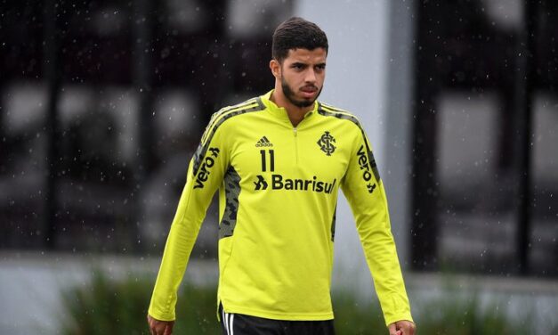 Kaique Rocha volta a treinar com bola, mas segue de fora contra o Corinthians