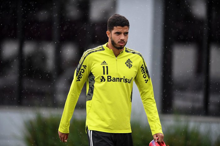 Kaique Rocha volta a treinar com bola, mas segue de fora contra o Corinthians