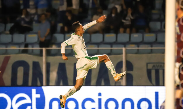 “Vitória épica”: Juventude celebra primeiro triunfo no Brasileirão com dois jogadores a menos