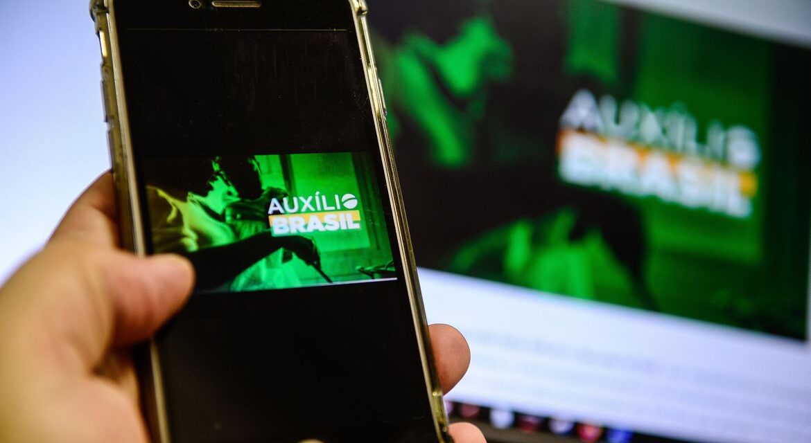 Presidente sanciona MP que torna Auxílio Brasil de R$ 400 permanente