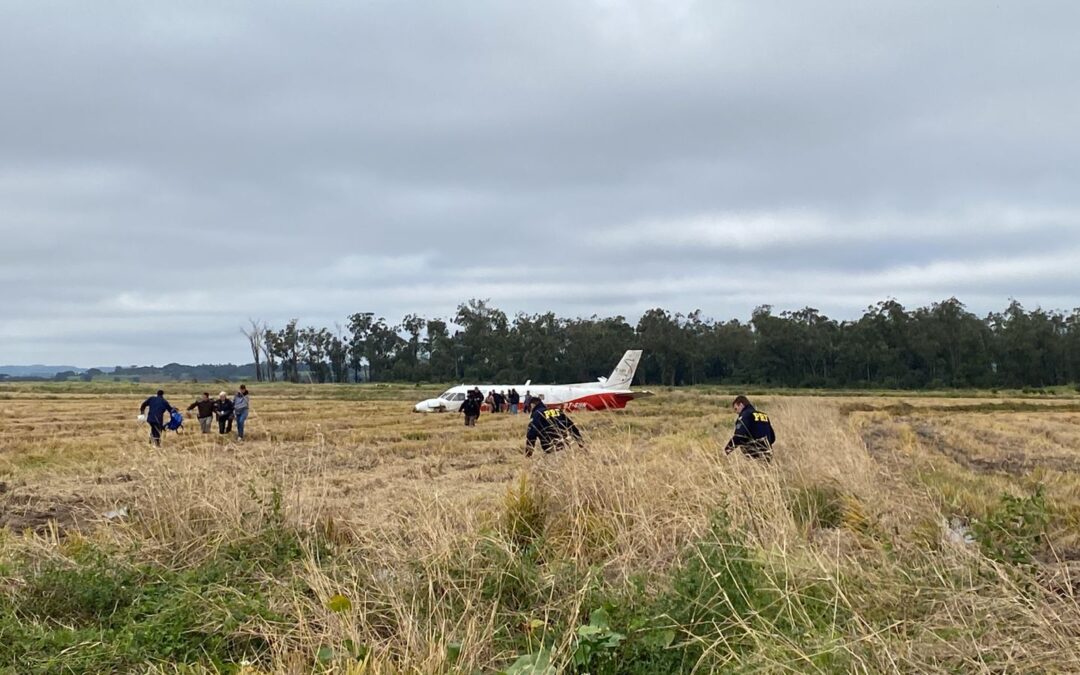 Avião faz pouso forçado na Região Metropolitana