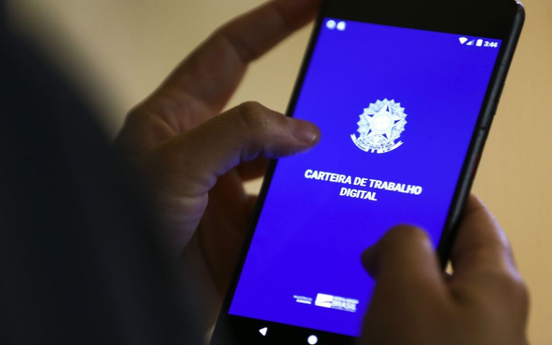 IBGE: desemprego cai e fica em 10,5% no trimestre encerrado em abril