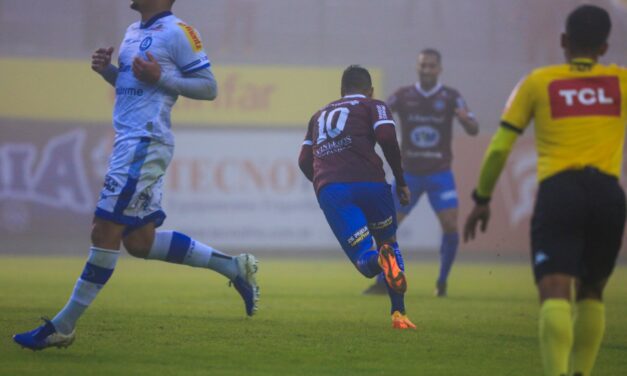 Em jogo de seis gols, arbitragem polêmica e neblina, Caxias vence o Aimoré pela Série D