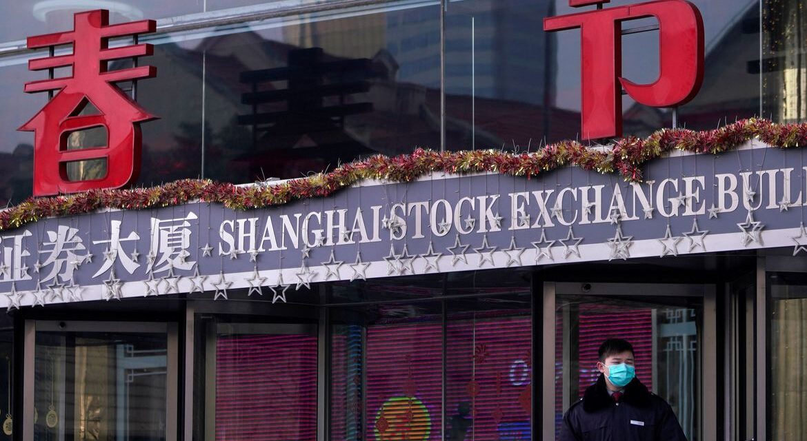 Economia da China se retrai com lockdowns sobre fábricas e varejistas